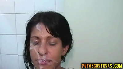 Brunette e monyane o ile a etsa thobalano ka molomo le ka morao pele a koaheloa sefahlehong