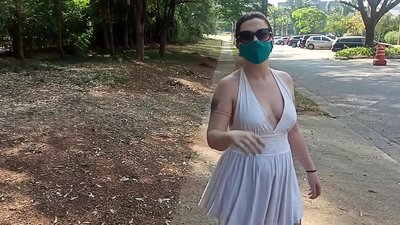 Ho hlobola ha sechaba: ngoanana ea tsoang Russia o leka ho hlobola liaparo tsa hae literateng tsa Rio de Janeiro. O ile a batla a tšoaroa.